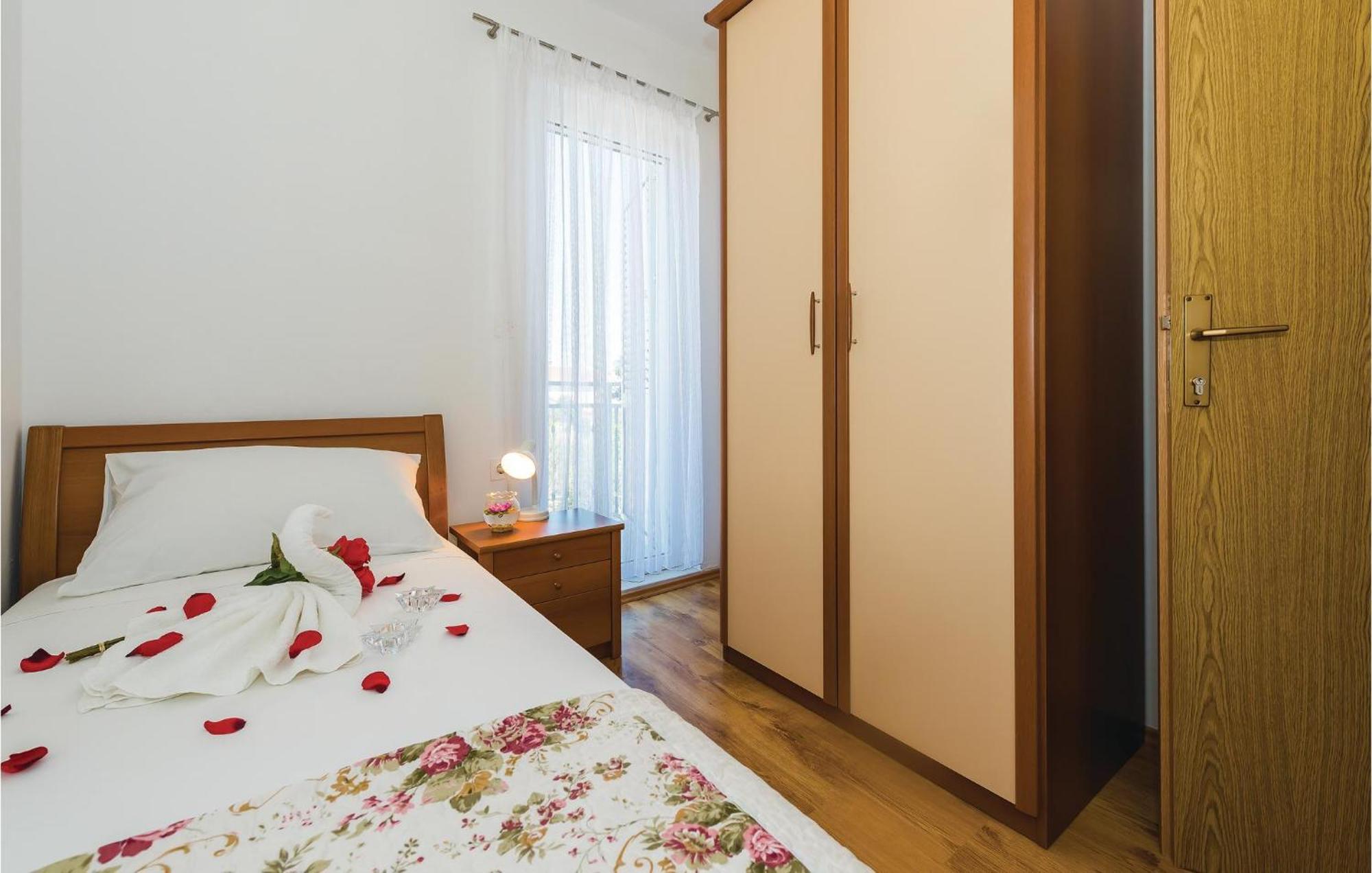 4 Bedroom Cozy Apartment In Водице Екстер'єр фото